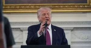 Judul: Iran “Sedang Runtuh”, Minta AS Membuka Selat Hormuz, Klaim Trump