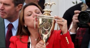 Kentucky Derby 2026: Cherie DeVaux mencetak sejarah saat Brilliant Beat menang setelah melakukan serangan akhir yang dramatis.