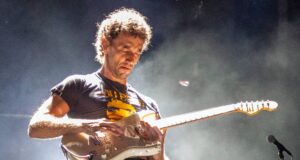 Albert Hammond Jr menjelaskan penundaan album baru The Strokes ‘Reality Awaits’
| beritakitanih Albert Hammond Jr menjelaskan penundaan album baru The Strokes 'Reality Awaits'
| beritakitanih
