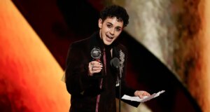 Ali Louis Bourzgui Berbicara untuk Seniman Teater Arab, Palestina dalam Pidato Tony yang Penuh Semangat
| beritakitanih Ali Louis Bourzgui Berbicara untuk Seniman Teater Arab, Palestina dalam Pidato Tony yang Penuh Semangat
| beritakitanih