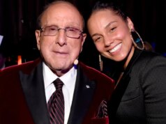 Alicia Keys Mengenang Bagaimana Clive Davis ‘Berdiri Di Samping Saya Melalui Setiap Bab’ dalam Penghormatan yang Menyentuh Hati
| beritakitanih Alicia Keys Mengenang Bagaimana Clive Davis 'Berdiri Di Samping Saya Melalui Setiap Bab' dalam Penghormatan yang Menyentuh Hati
| beritakitanih