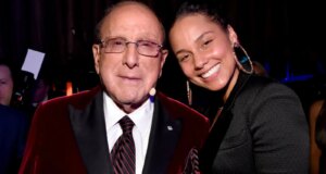 Alicia Keys Mengenang Bagaimana Clive Davis ‘Berdiri Di Samping Saya Melalui Setiap Bab’ dalam Penghormatan yang Menyentuh Hati
| beritakitanih Alicia Keys Mengenang Bagaimana Clive Davis 'Berdiri Di Samping Saya Melalui Setiap Bab' dalam Penghormatan yang Menyentuh Hati
| beritakitanih