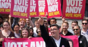 Andy Burnham dari Partai Buruh memenangkan pemilihan khusus, menyiapkan pertarungan dengan Starmer untuk memimpin Inggris
| beritakitanih Andy Burnham dari Partai Buruh memenangkan pemilihan khusus, menyiapkan pertarungan dengan Starmer untuk memimpin Inggris
| beritakitanih