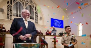 Anggota gereja ini tidak setuju dengan politik. Bersama-sama mereka menghapus utang medis
| beritakitanih Anggota gereja ini tidak setuju dengan politik. Bersama-sama mereka menghapus utang medis
| beritakitanih