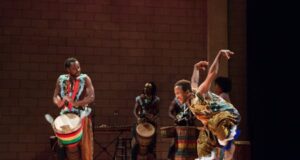 Art Hounds: Permainan drum Afrika Barat, Sepak Bola-bertemu-Tari
| beritakitanih Art Hounds: Permainan drum Afrika Barat, Sepak Bola-bertemu-Tari
| beritakitanih