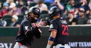 Bell memukul homer 3 kali untuk membantu Twins mengalahkan Rangers 4-2
| beritakitanih Bell memukul homer 3 kali untuk membantu Twins mengalahkan Rangers 4-2
| beritakitanih