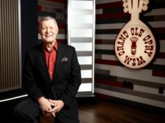 Bill Cody, Pembawa Acara Radio WSM Lama dan Penyiar Grand Ole Opry, Meninggal pada usia 67 tahun
| beritakitanih Bill Cody, Pembawa Acara Radio WSM Lama dan Penyiar Grand Ole Opry, Meninggal pada usia 67 tahun
| beritakitanih
