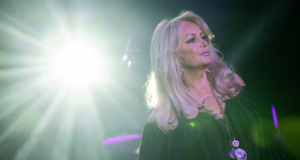 Bonnie Tyler Tidak Lagi Koma, Tapi ‘Tetap Sangat Tidak Sehat’ karena Tur Musim Panas Dibatalkan”.
| beritakitanih Bonnie Tyler Tidak Lagi Koma, Tapi 'Tetap Sangat Tidak Sehat' karena Tur Musim Panas Dibatalkan".
| beritakitanih