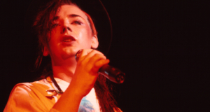 Boy George dan Klub Budaya Menyingkirkan Penjahat Homofobik di Klip Dokumen Baru
| beritakitanih Boy George dan Klub Budaya Menyingkirkan Penjahat Homofobik di Klip Dokumen Baru
| beritakitanih