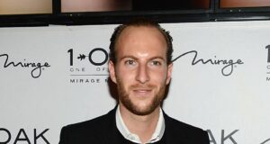 “Brendan Fitzpatrick dari Anak Kaya Menggugat Atas Dugaan Skema $80 Juta”.
| beritakitanih "Brendan Fitzpatrick dari Anak Kaya Menggugat Atas Dugaan Skema $80 Juta".
| beritakitanih