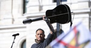 Bruce Springsteen Bernyanyi Bersama Patti Smith & Minta Maaf kepada Bono di Acara Tribeca: ‘Saya Seharusnya Mengatakan Ya’
| beritakitanih Bruce Springsteen Bernyanyi Bersama Patti Smith & Minta Maaf kepada Bono di Acara Tribeca: 'Saya Seharusnya Mengatakan Ya'
| beritakitanih