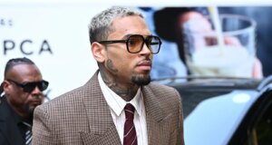“Chris Brown Menyelesaikan Gugatan ‘Monalisa’ dan ‘Sensasional’ dari Penulis Lirik”.
| beritakitanih "Chris Brown Menyelesaikan Gugatan 'Monalisa' dan 'Sensasional' dari Penulis Lirik".
| beritakitanih