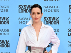 Claire Foy Menyanyikan “Someone Like You” Dengan Penonton yang Meraih Mikrofon di SXSW London
| beritakitanih Claire Foy Menyanyikan “Someone Like You” Dengan Penonton yang Meraih Mikrofon di SXSW London
| beritakitanih