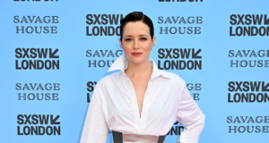 Claire Foy Menyanyikan “Someone Like You” Dengan Penonton yang Meraih Mikrofon di SXSW London
| beritakitanih Claire Foy Menyanyikan “Someone Like You” Dengan Penonton yang Meraih Mikrofon di SXSW London
| beritakitanih