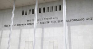 Dewan Kennedy Center meminta jeda atas keputusan yang memerintahkan penghapusan nama Trump
| beritakitanih Dewan Kennedy Center meminta jeda atas keputusan yang memerintahkan penghapusan nama Trump
| beritakitanih