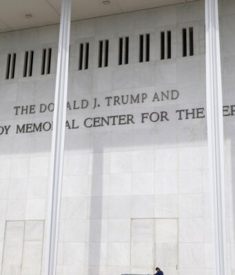 Dewan Kennedy Center meminta jeda atas keputusan yang memerintahkan penghapusan nama Trump
| beritakitanih Dewan Kennedy Center meminta jeda atas keputusan yang memerintahkan penghapusan nama Trump
| beritakitanih