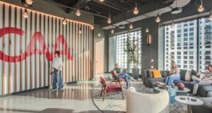 Di dalam kantor CAA yang baru di Nashville, dengan ruang mendengarkan, bar olahraga, dan ruang ganti karyawan sebagai fasilitasnya
| beritakitanih Di dalam kantor CAA yang baru di Nashville, dengan ruang mendengarkan, bar olahraga, dan ruang ganti karyawan sebagai fasilitasnya
| beritakitanih