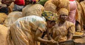 Di episentrum Ebola, kota pertambangan emas bereaksi dengan ketakutan, ketidakpercayaan, dan ketabahan
| beritakitanih Di episentrum Ebola, kota pertambangan emas bereaksi dengan ketakutan, ketidakpercayaan, dan ketabahan
| beritakitanih