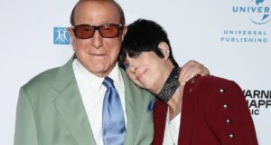 Diane Warren Menulis Penghormatan kepada Clive Davis: ‘Kehilanganmu Hari Ini Rasanya Seperti Kehilangan Ayahku’
| beritakitanih Diane Warren Menulis Penghormatan kepada Clive Davis: 'Kehilanganmu Hari Ini Rasanya Seperti Kehilangan Ayahku'
| beritakitanih