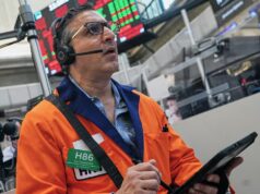 Dow naik 900 poin seiring turunnya harga minyak, sementara saham AI menjaga Wall Street tetap terkendali
| beritakitanih Dow naik 900 poin seiring turunnya harga minyak, sementara saham AI menjaga Wall Street tetap terkendali
| beritakitanih