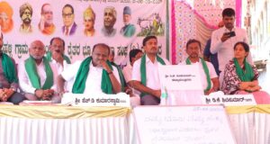 Drama di sekitar kotapraja Bidadi meningkat saat Menteri Persatuan Kumaraswamy ‘menunggu’ Ketua Menteri DK Shivakumar di Bairamangala untuk saling berhadapan
| beritakitanih Drama di sekitar kotapraja Bidadi meningkat saat Menteri Persatuan Kumaraswamy 'menunggu' Ketua Menteri DK Shivakumar di Bairamangala untuk saling berhadapan
| beritakitanih