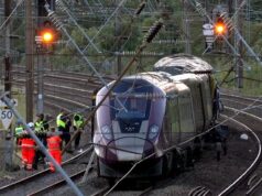 Dua kereta bertabrakan di utara London, menewaskan sedikitnya satu orang
| beritakitanih Dua kereta bertabrakan di utara London, menewaskan sedikitnya satu orang
| beritakitanih
