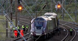 Dua kereta bertabrakan di utara London, menewaskan sedikitnya satu orang
| beritakitanih Dua kereta bertabrakan di utara London, menewaskan sedikitnya satu orang
| beritakitanih