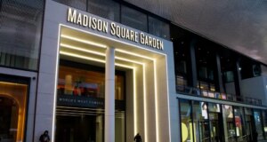 Fan Meninggal Setelah Jatuh dari Balkon Saat Konser Angsa di Madison Square Garden
| beritakitanih Fan Meninggal Setelah Jatuh dari Balkon Saat Konser Angsa di Madison Square Garden
| beritakitanih