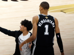 Fan dilarang memasuki arena NBA seumur hidup setelah berlari ke lapangan untuk berfoto selfie dengan Victor Wembanyama
| beritakitanih Fan dilarang memasuki arena NBA seumur hidup setelah berlari ke lapangan untuk berfoto selfie dengan Victor Wembanyama
| beritakitanih