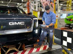 GM memasang robot di pabrik kendaraan listrik andalan setelah memberhentikan 1.300 pekerja
| beritakitanih GM memasang robot di pabrik kendaraan listrik andalan setelah memberhentikan 1.300 pekerja
| beritakitanih