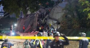 Gempa bumi dahsyat yang terjadi berulang kali melanda Venezuela, bangunan-bangunan runtuh di ibu kota Caracas
| beritakitanih Gempa bumi dahsyat yang terjadi berulang kali melanda Venezuela, bangunan-bangunan runtuh di ibu kota Caracas
| beritakitanih