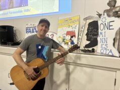 Guru Minnesota membantu anak-anak merasa terhubung melalui musik
| beritakitanih Guru Minnesota membantu anak-anak merasa terhubung melalui musik
| beritakitanih