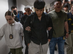 Hakim Federal Melarang ICE Melakukan Penangkapan di Pengadilan Imigrasi
| beritakitanih Hakim Federal Melarang ICE Melakukan Penangkapan di Pengadilan Imigrasi
| beritakitanih