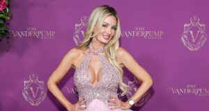 Holly Madison Berterus terang Tentang Facelift Bagian Bawahnya di usia 46
| beritakitanih Holly Madison Berterus terang Tentang Facelift Bagian Bawahnya di usia 46
| beritakitanih