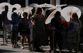 Inggris mencatat rekor suhu baru di bulan Juni untuk hari ketiga berturut-turut: Met Office
| beritakitanih Inggris mencatat rekor suhu baru di bulan Juni untuk hari ketiga berturut-turut: Met Office
| beritakitanih