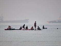 Iran menembakkan rudal di Kuwait dan Bahrain, AS menyerang fasilitas Iran
| beritakitanih Iran menembakkan rudal di Kuwait dan Bahrain, AS menyerang fasilitas Iran
| beritakitanih