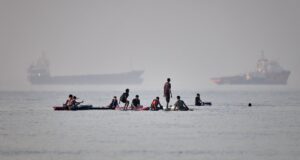 Iran menembakkan rudal di Kuwait dan Bahrain, AS menyerang fasilitas Iran
| beritakitanih Iran menembakkan rudal di Kuwait dan Bahrain, AS menyerang fasilitas Iran
| beritakitanih