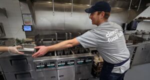 Jaringan restoran vegetarian Clover Food Labs dibuka kembali: Daftar lokasi yang disimpan termasuk di Boston
| beritakitanih Jaringan restoran vegetarian Clover Food Labs dibuka kembali: Daftar lokasi yang disimpan termasuk di Boston
| beritakitanih