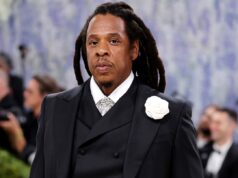 Jay-Z Memamerkan Transformasi Rambut Afro di Final NBA
| beritakitanih Jay-Z Memamerkan Transformasi Rambut Afro di Final NBA
| beritakitanih