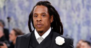 Jay-Z Memamerkan Transformasi Rambut Afro di Final NBA
| beritakitanih Jay-Z Memamerkan Transformasi Rambut Afro di Final NBA
| beritakitanih