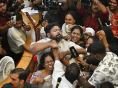 Kekerasan meletus di pertemuan Thiruvananthapuram Corporation ketika anggota dewan BJP menyerang pemimpin Kongres KS Sabarinadhan di tengah protes
| beritakitanih Kekerasan meletus di pertemuan Thiruvananthapuram Corporation ketika anggota dewan BJP menyerang pemimpin Kongres KS Sabarinadhan di tengah protes
| beritakitanih