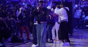 Klan Wu-Tang Memasuki Lapangan untuk Pertunjukan Paruh Waktu Game Final NBA 4
| beritakitanih Klan Wu-Tang Memasuki Lapangan untuk Pertunjukan Paruh Waktu Game Final NBA 4
| beritakitanih