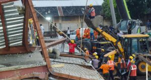 Kolkata di bawah: Di tengah kematian dan keputusasaan, kerabat pekerja mencari yang masih hidup
| beritakitanih Kolkata di bawah: Di tengah kematian dan keputusasaan, kerabat pekerja mencari yang masih hidup
| beritakitanih