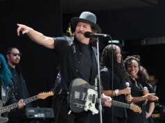 Lihat Akarnya, Eddie Vedder, U2 Tampil di Upacara Pembukaan Pusat Kepresidenan Obama
| beritakitanih Lihat Akarnya, Eddie Vedder, U2 Tampil di Upacara Pembukaan Pusat Kepresidenan Obama
| beritakitanih