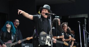 Lihat Akarnya, Eddie Vedder, U2 Tampil di Upacara Pembukaan Pusat Kepresidenan Obama
| beritakitanih Lihat Akarnya, Eddie Vedder, U2 Tampil di Upacara Pembukaan Pusat Kepresidenan Obama
| beritakitanih