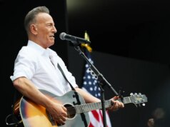 Lihat Bruce Springsteen Menyanyikan ‘Tanah Harapan dan Impian’ di Pembukaan Pusat Kepresidenan Obama
| beritakitanih Lihat Bruce Springsteen Menyanyikan 'Tanah Harapan dan Impian' di Pembukaan Pusat Kepresidenan Obama
| beritakitanih