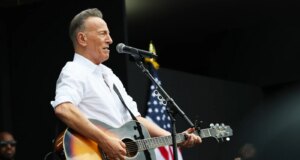 Lihat Bruce Springsteen Menyanyikan ‘Tanah Harapan dan Impian’ di Pembukaan Pusat Kepresidenan Obama
| beritakitanih Lihat Bruce Springsteen Menyanyikan 'Tanah Harapan dan Impian' di Pembukaan Pusat Kepresidenan Obama
| beritakitanih