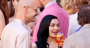 Lihat Charli XCX & Selebriti Lainnya Menghadiri Dua Lipa, Pernikahan Callum Turner
| beritakitanih Lihat Charli XCX & Selebriti Lainnya Menghadiri Dua Lipa, Pernikahan Callum Turner
| beritakitanih
