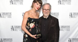 Lihat Steven Spielberg Memuji ‘Singular’ Taylor Swift di Pengantar Hall of Fame Penulis Lagu
| beritakitanih Lihat Steven Spielberg Memuji 'Singular' Taylor Swift di Pengantar Hall of Fame Penulis Lagu
| beritakitanih