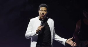 Lionel Richie Merek Dagang Suaranya: ‘Halo, Apakah Ini Saya yang Anda Cari?’
| beritakitanih Lionel Richie Merek Dagang Suaranya: 'Halo, Apakah Ini Saya yang Anda Cari?'
| beritakitanih